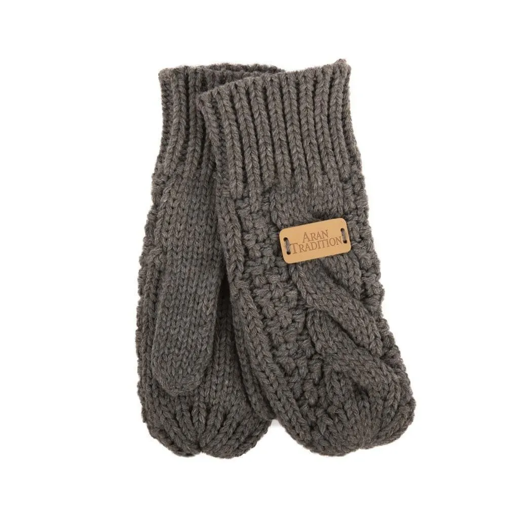 

Классические варежки косой вязки Aran Aran Traditions, серый
