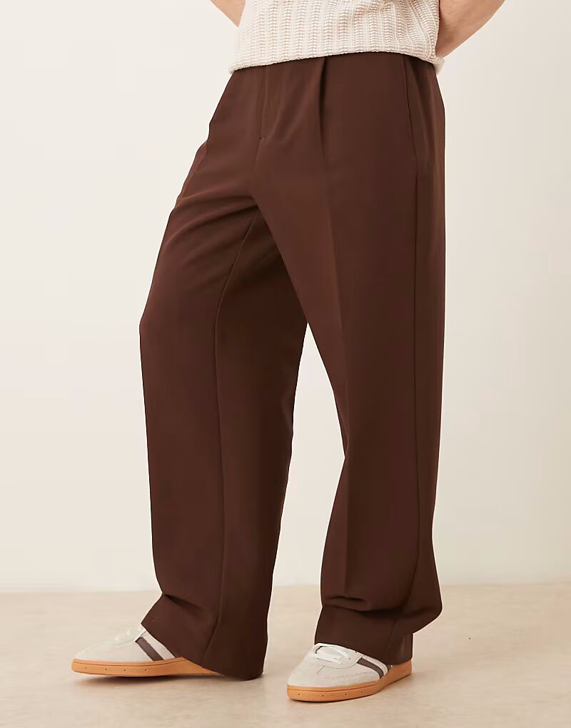 

Широкие брюки ASOS DESIGN с полуэластичной основой, складкой спереди и массивными шлевками для ремня коричневого цвета