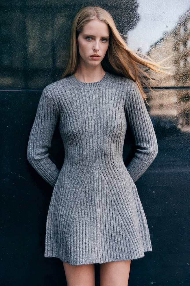 

Трикотажное платье в рубчик H&M, серый