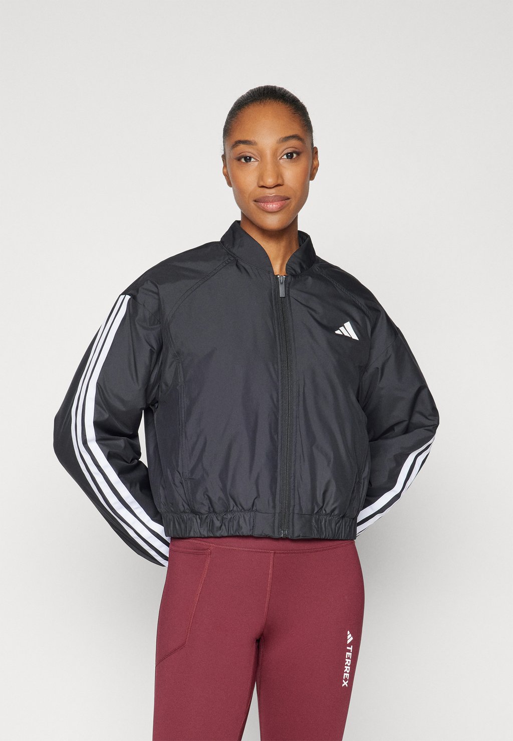 

Тренировочная куртка ESSENTIALS INSULATED CROPPED adidas Sportswear, черный