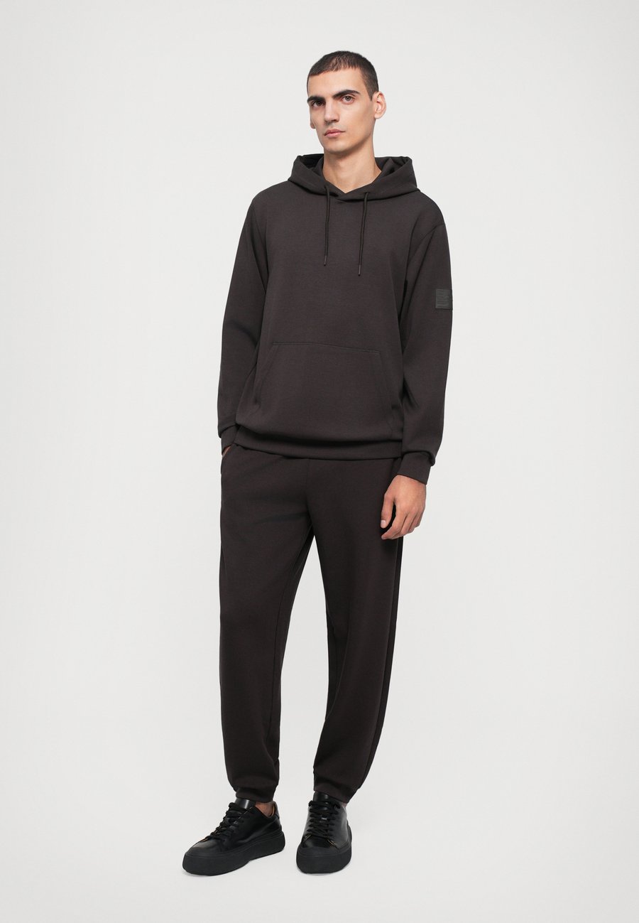 

Худи EA7 Emporio Armani TRAIN HOODIE UNISEX, Chocolate Torte/Multi-Coloured