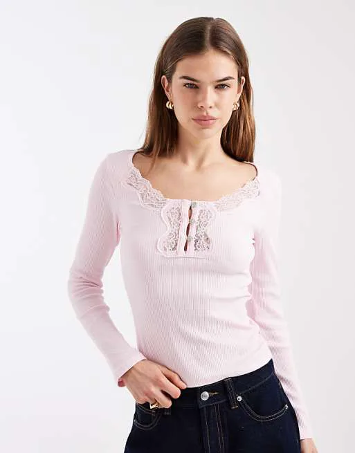 

Розовый топ в рубчик с длинными рукавами и кружевной вставкой Miss Selfridge