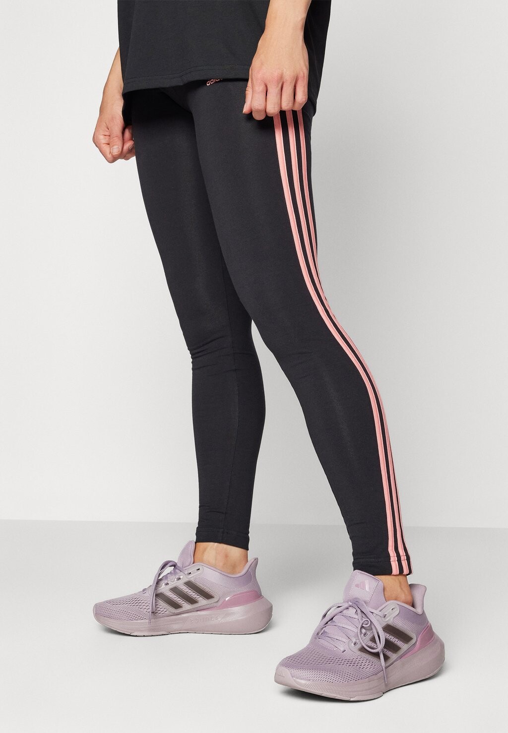 

Тайтсы ESSENTIALS STRIPES LEGGINGS adidas, черный