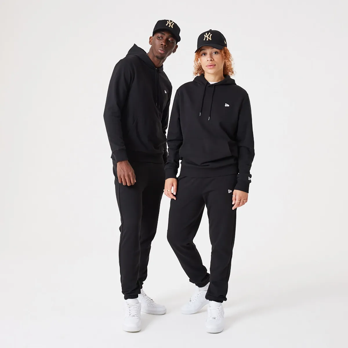 

Унисекс худи Essentials New Era, черный