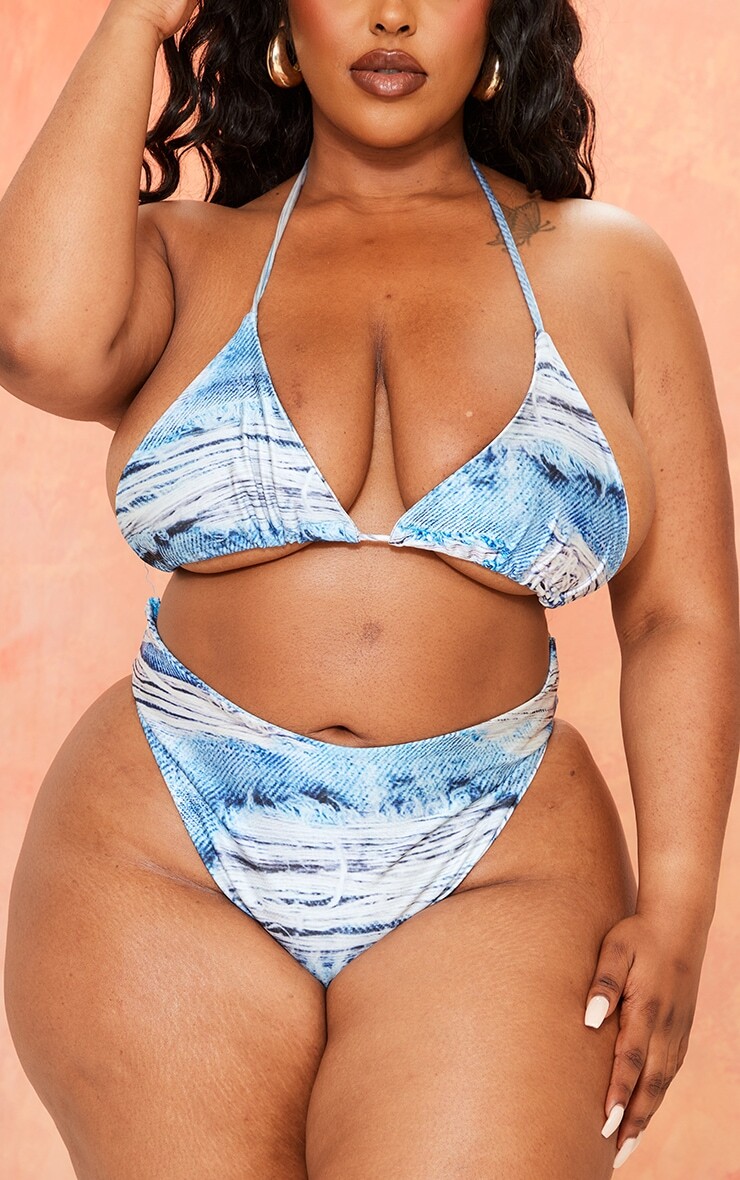 

PrettyLittleThing Плюс синие джинсовые плавки бикини с высокой талией и принтом