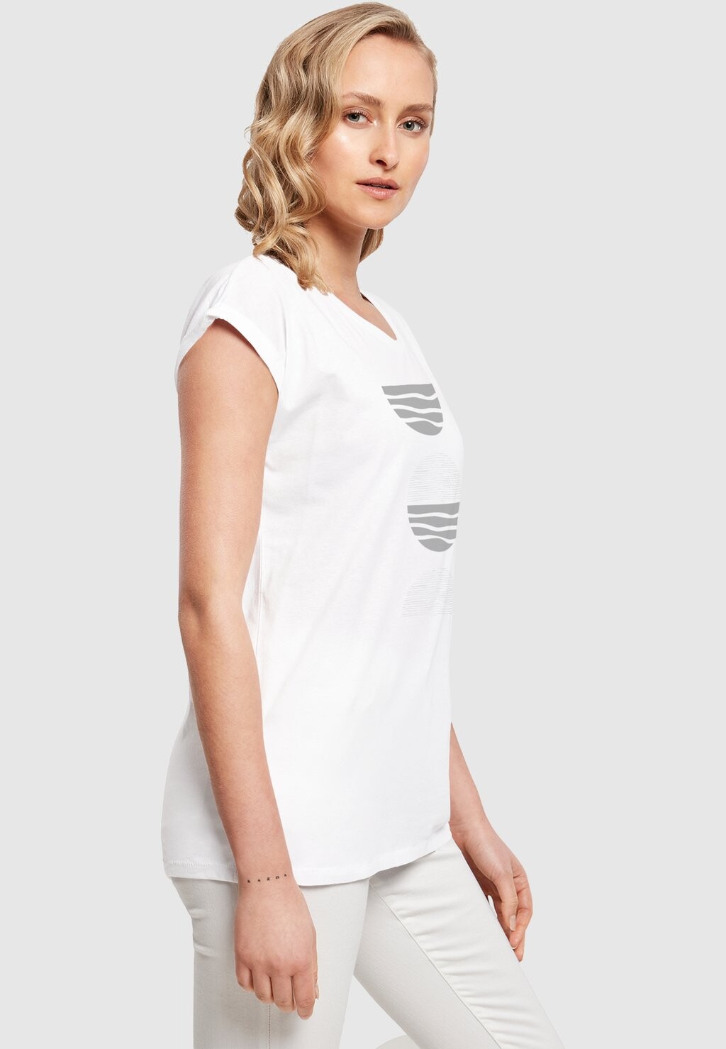 

Футболка с принтом ABSTRACT WAVES EXTENDED SHOULDER TEE Merchcode, белый