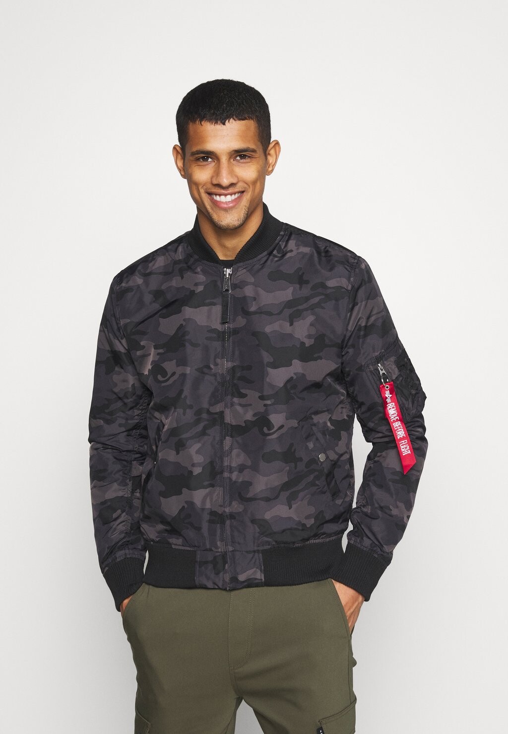 

Ветровка Alpha Industries CAMO, черный