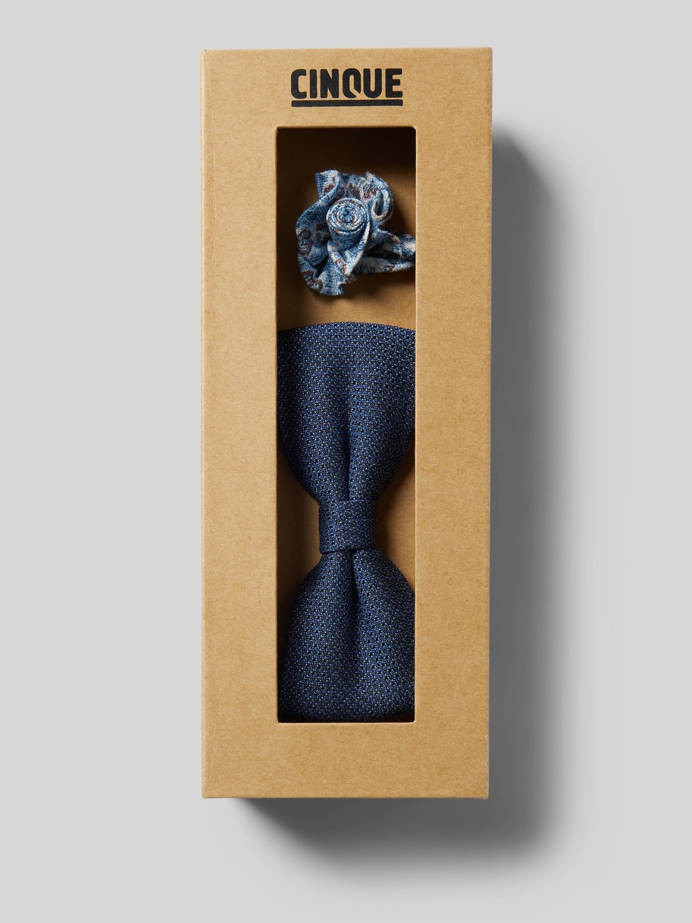 

Комплект из льняного галстука-бабочки и нагрудного платка, модель «TURINO» Cinque, темно-синий