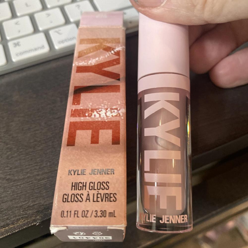 Блеск для губ High Gloss - 317 Klear от Kylie Cosmetics для женщин - 0,11 унции, прозрачный — фото 2
