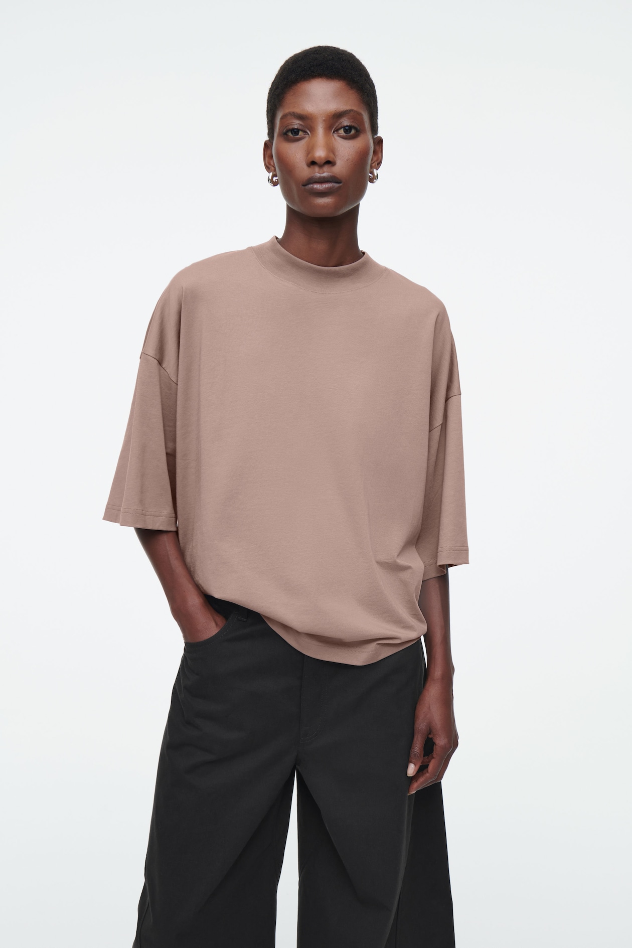 

Футболка с воротником-стойкой-regular fit COS, бежевый
