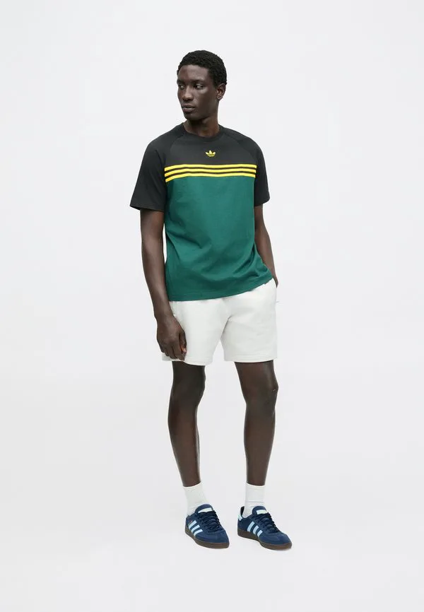 Футболка с принтом на груди Adidas Originals, Collegiate Green/Black — фото 3
