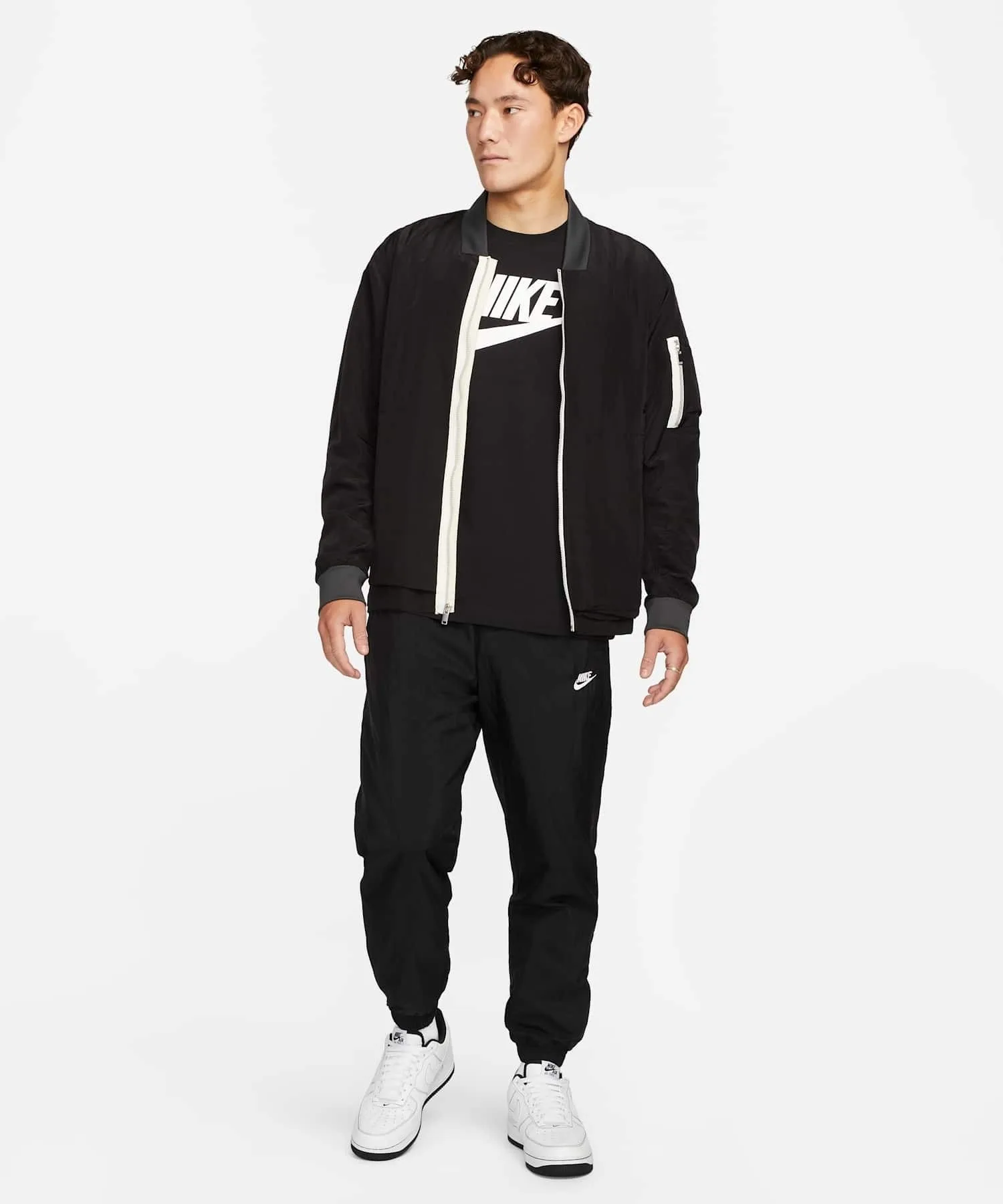 Мужская футболка Nike Sportswear AR5005-010 чёрная — фото 4