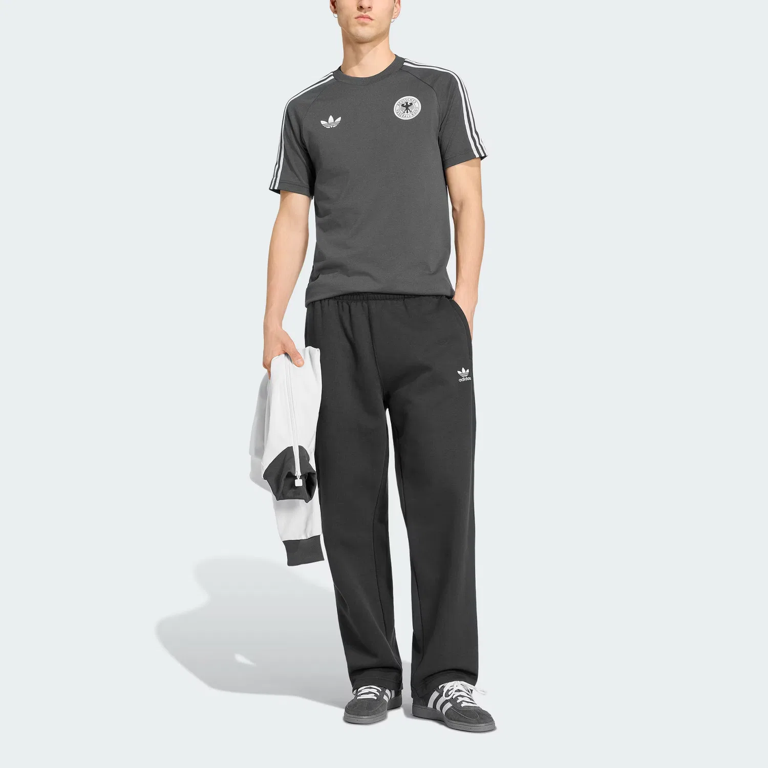 Футболка мужская Graphite Black, с круглым вырезом, средней посадки Adidas Originals — фото 3