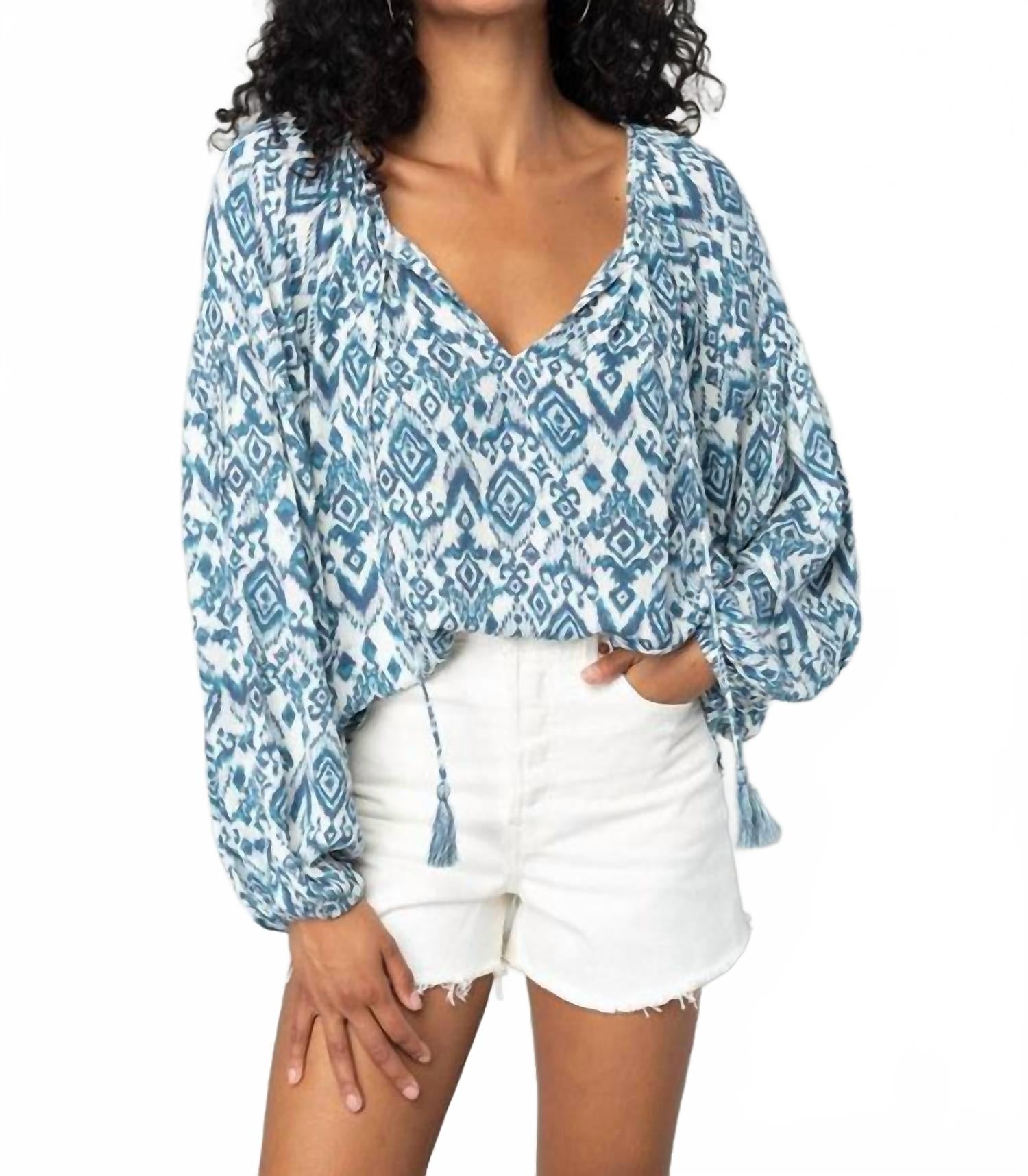 

Блуза Bishop с геопринтом и разрезом на горловине, длинный рукав, цвет слоновая кость/деним LOVESTITCH