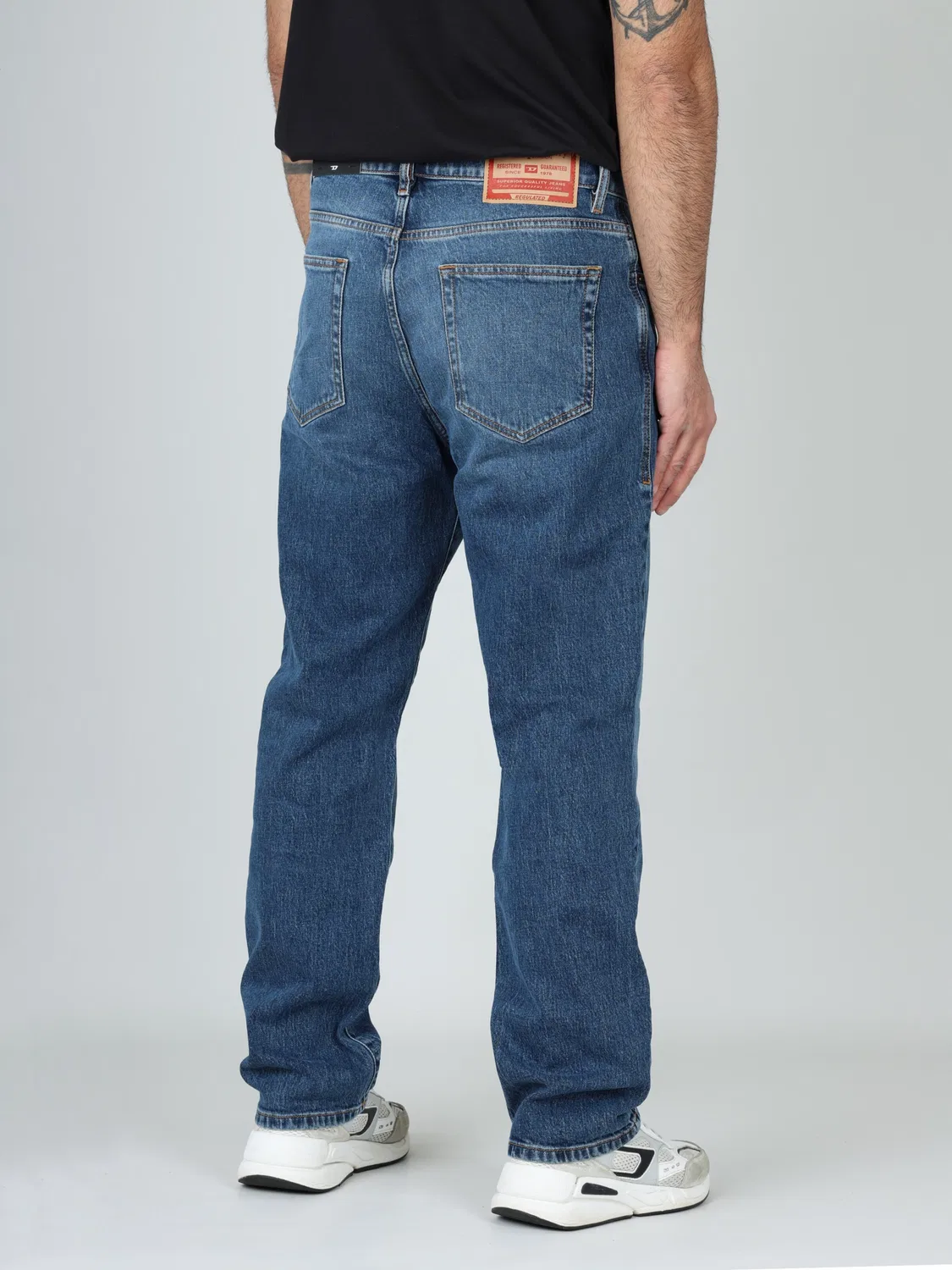 Джинсы Diesel Regular Jeans 2020 D-VIKER R07RX синего цвета — фото 3