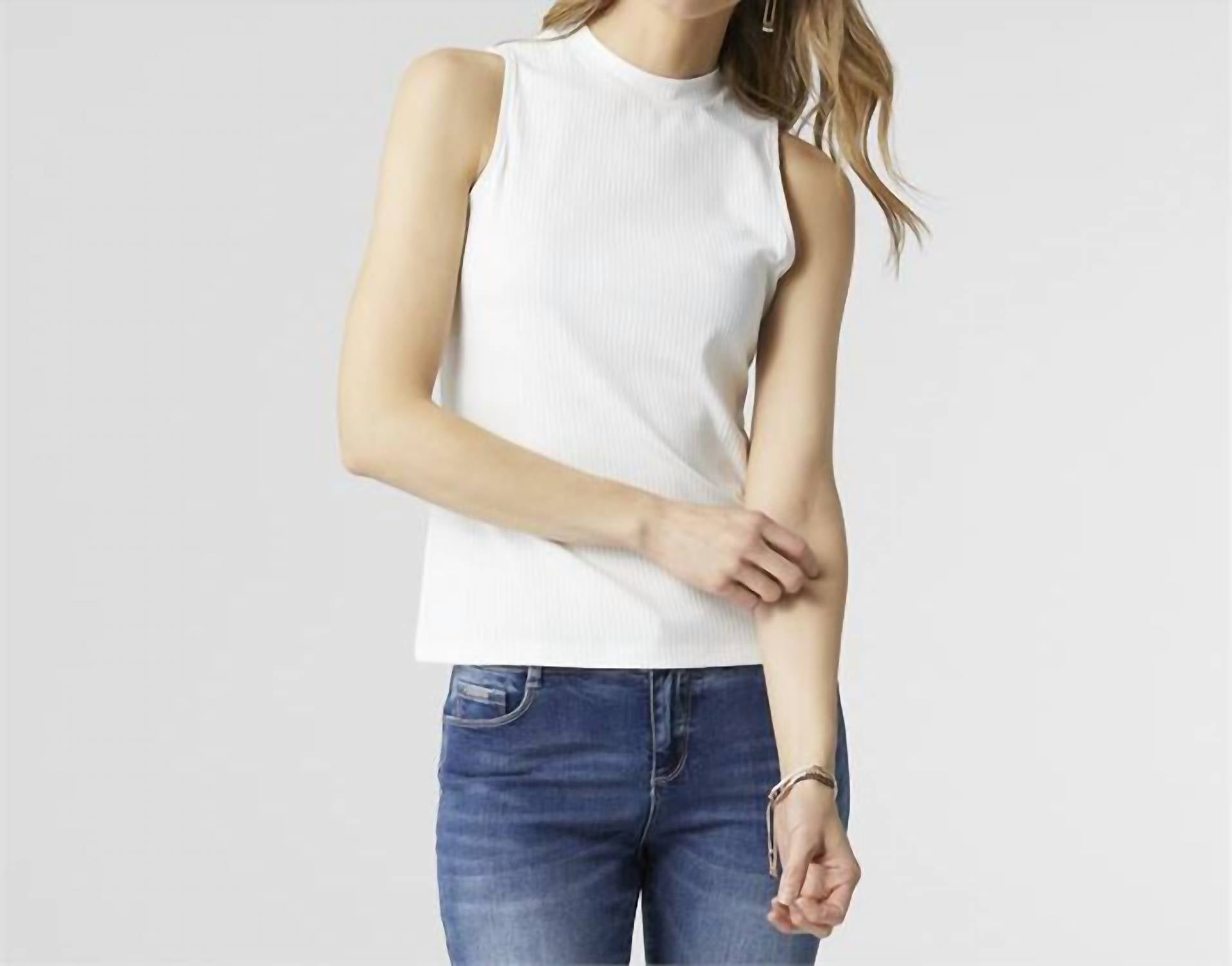 

Майка Macenna Mock Neck Ribbed Tank в цвете Off White COCO + CARMEN