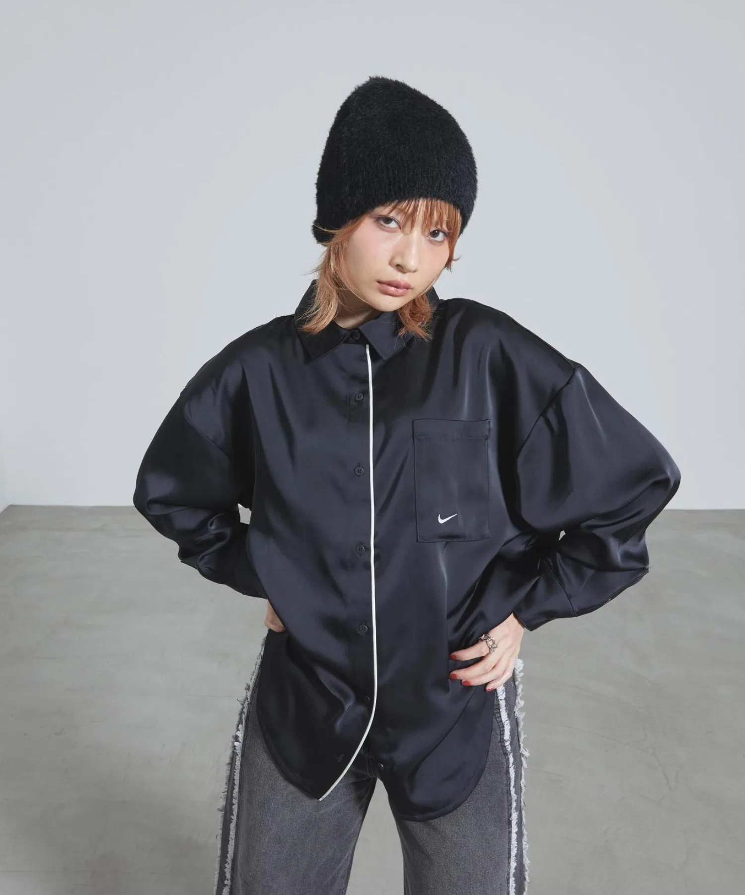 Женская рубашка Nike Sportswear Oversized Satin Long-Sleeve Top — фото 4