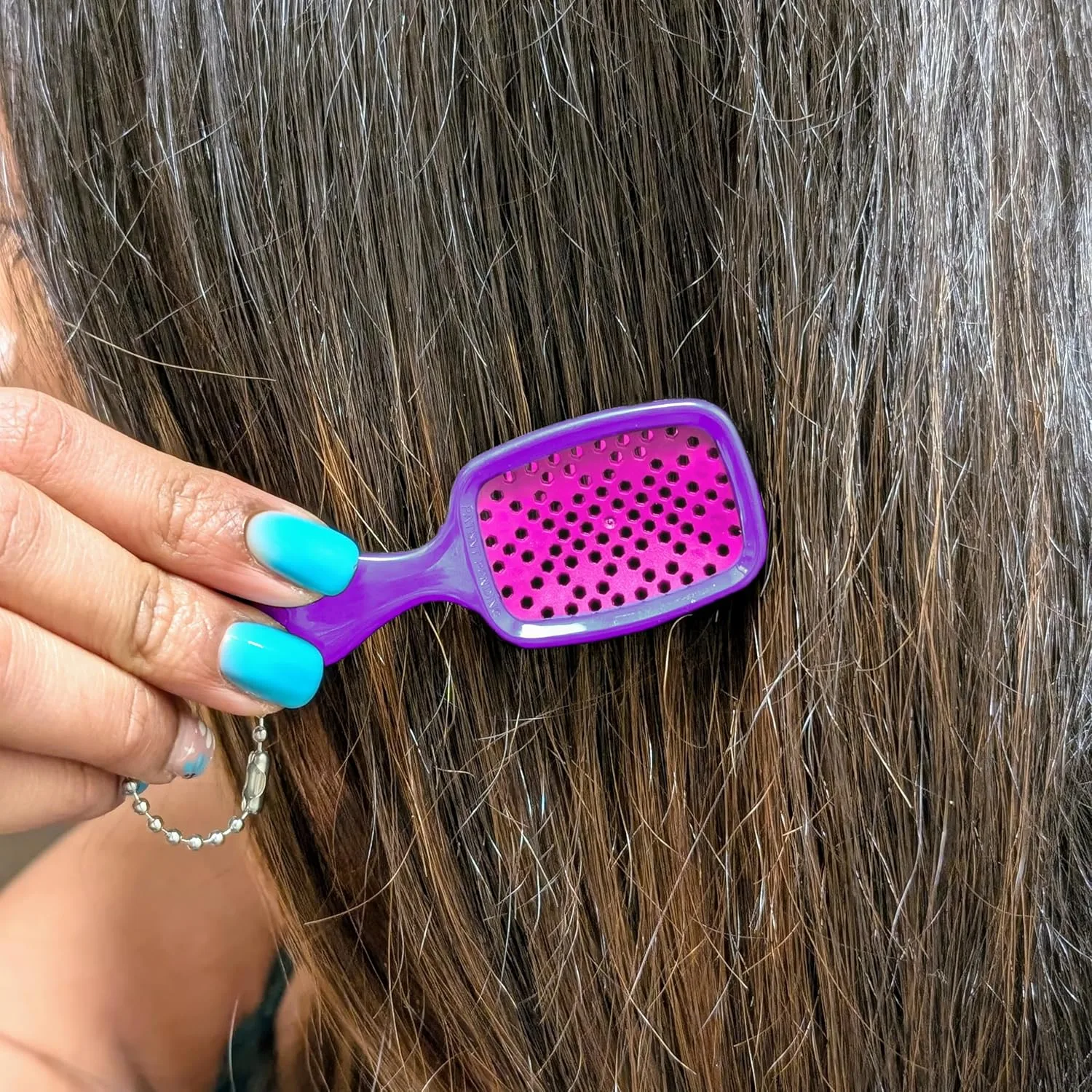 Брелок-расческа FHI Heat UNbrush Super Mini - коллекционный миниатюрный аксессуар для сумок и ключей - для любительниц красоты., Electric Berry — фото 3