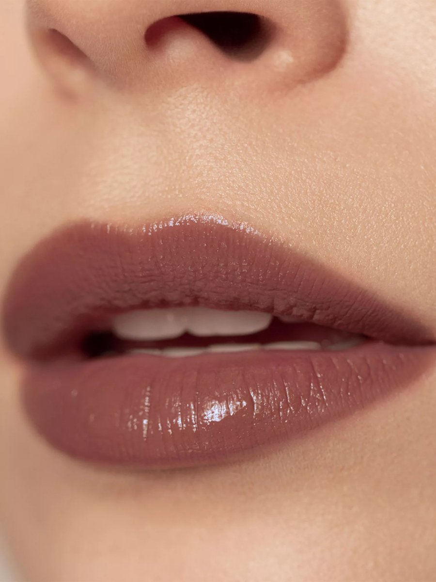 Victoria Beckham Beauty Posh Lipstick в позе — фото 3