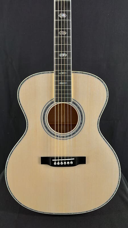 

Акустическая гитара Martin Custom Shop GP in Natural with Figured Maple Back and Sides