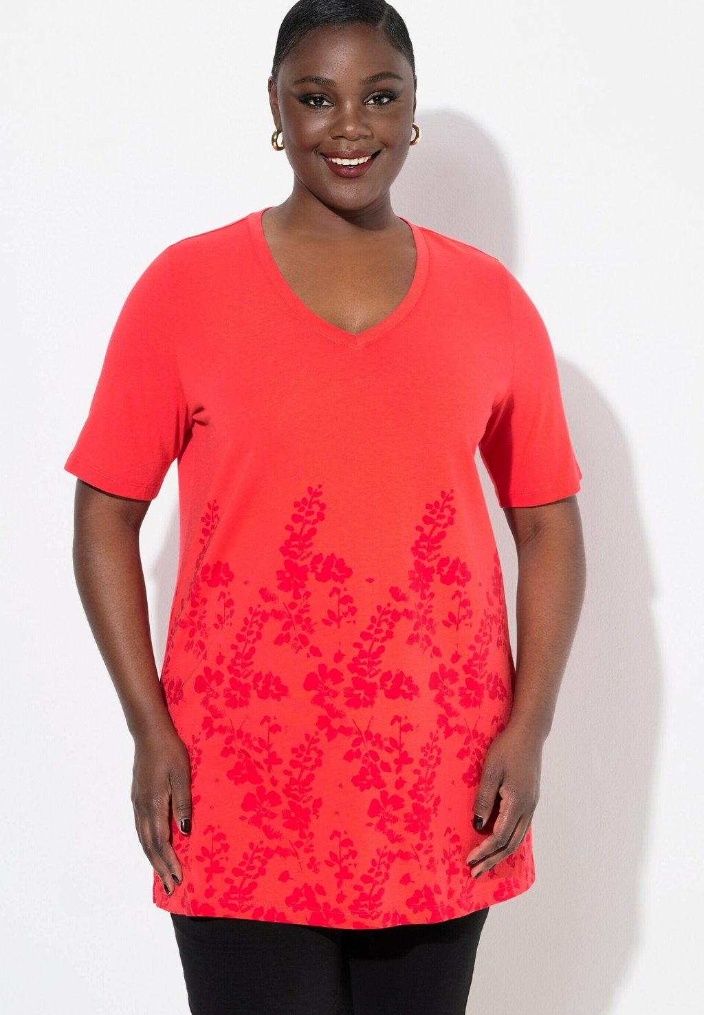 

Футболка с принтом TONAL PLACEMENT SHORT SLEEVE V-NECK Ulla Popken, светло-красный