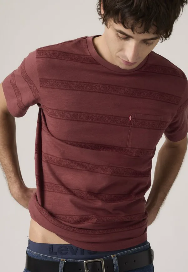 Классическая футболка с карманом и принтом Levi'S, Kabir/Oxblood — фото 4