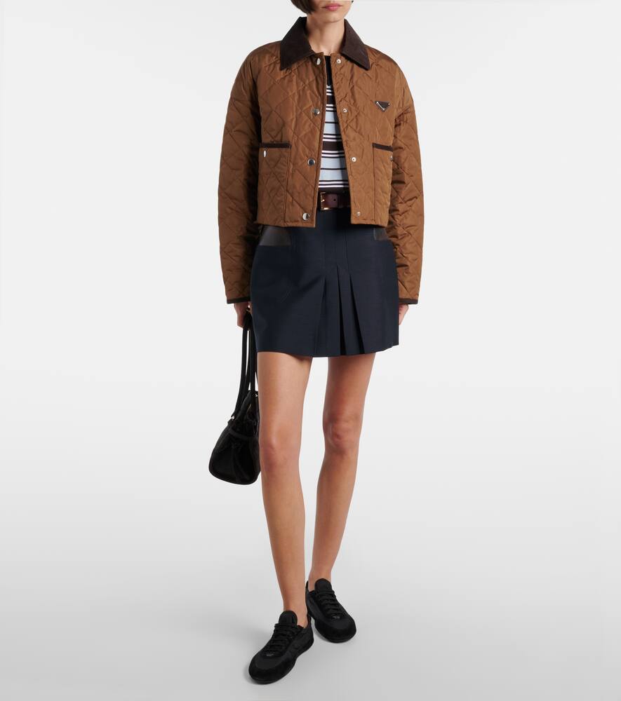 Стёганая укороченная куртка из переработанного нейлона Prada, Sughero — фото 2