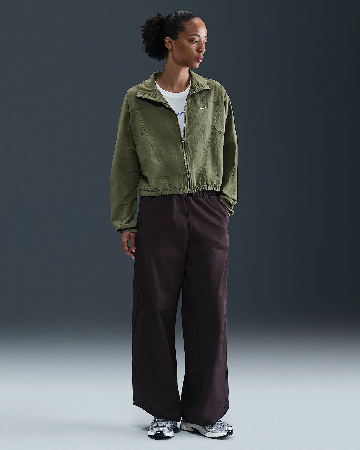 Женская свободная куртка Nike Sportswear Everything Wovens с защитой от УФ-лучей Repel, Medium Olive/Sail — фото 4