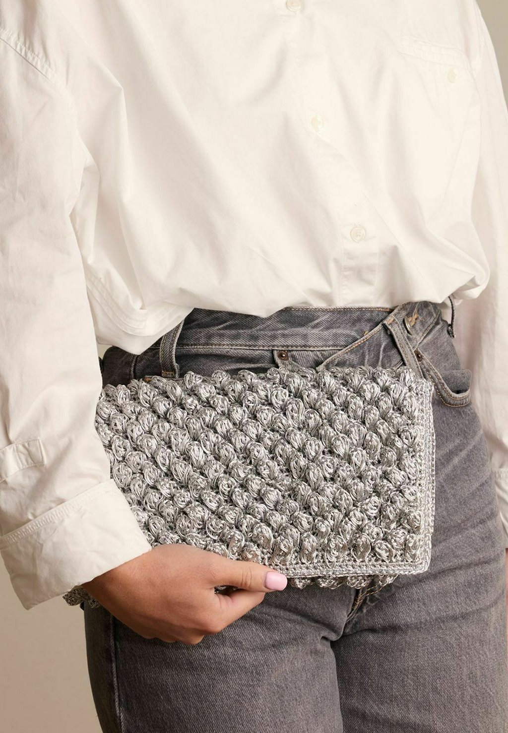 

Клатч MIT GEWEBTEN DETAILS Manfield, серебряный
