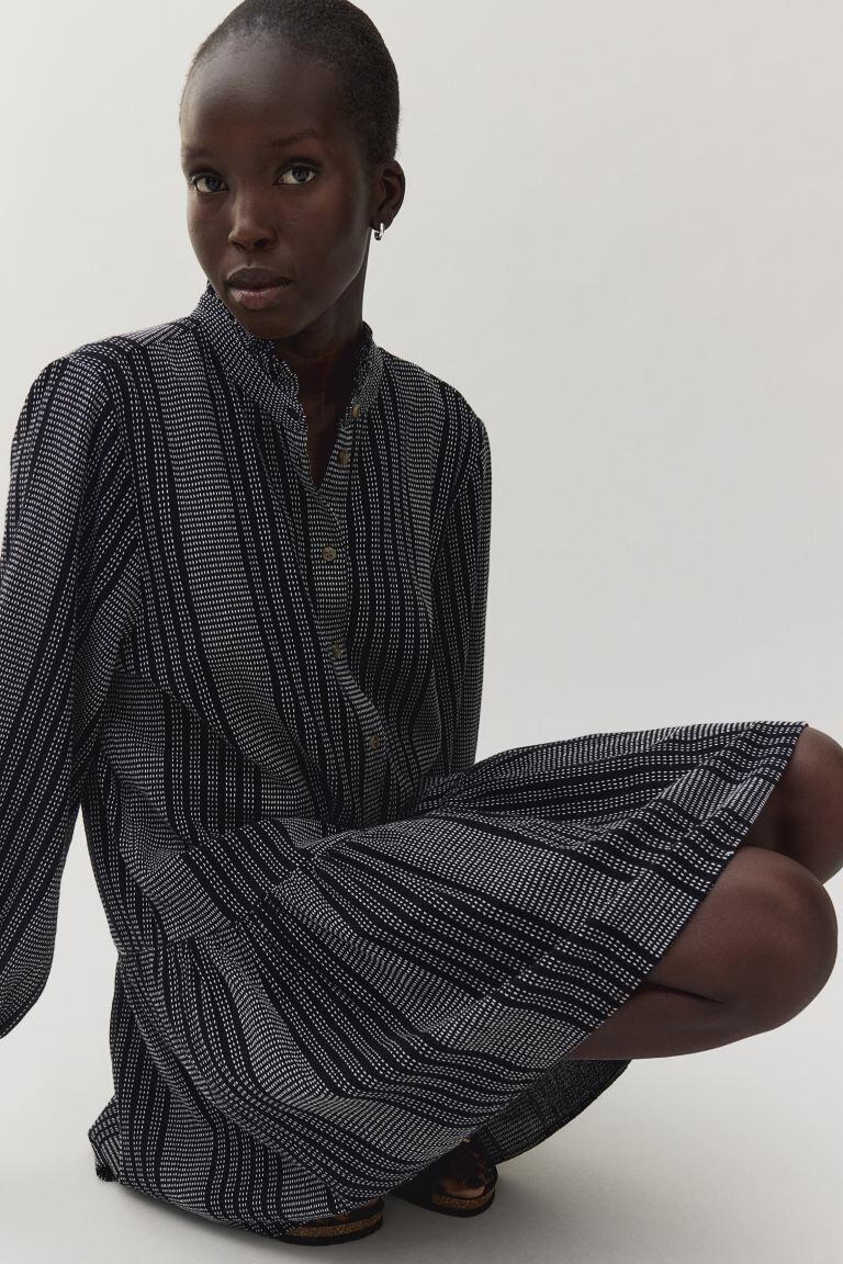 

Платье с воланным воротником H&M, черный