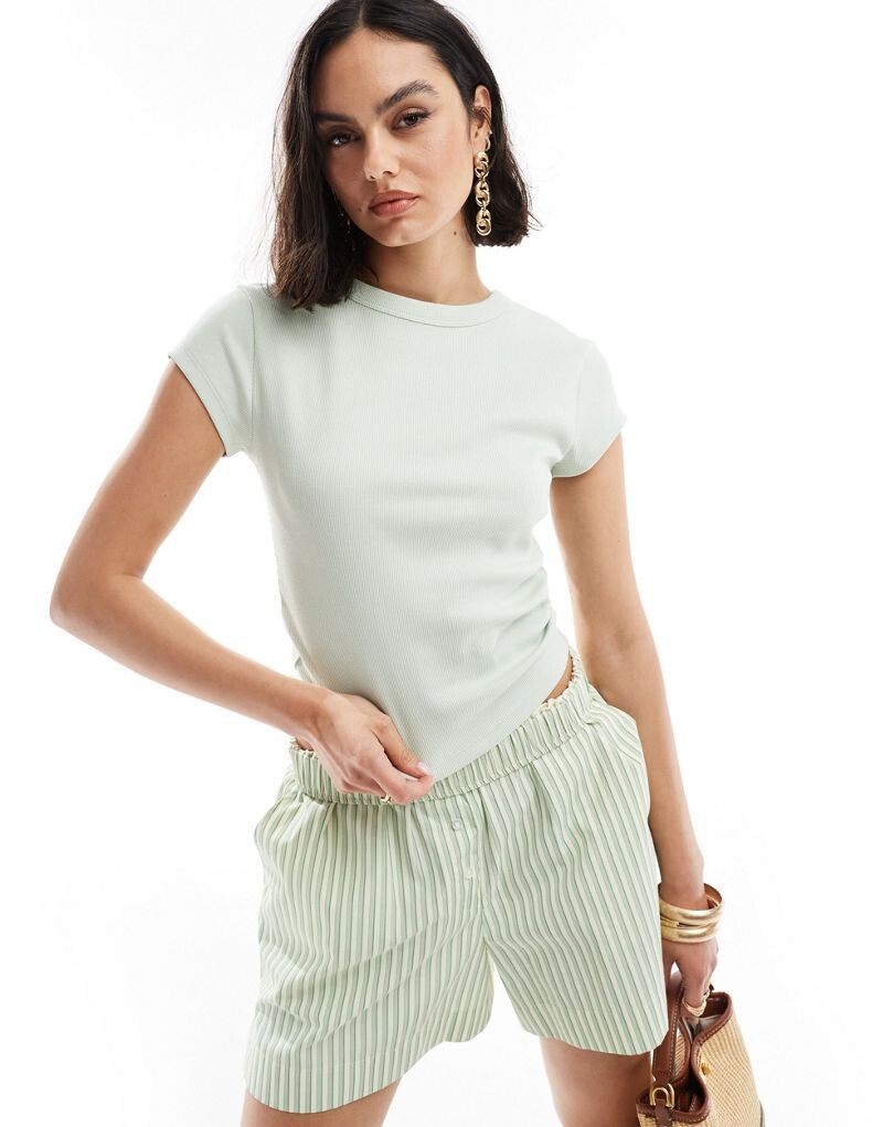 

Зеленый укороченный топ с ребристыми рукавами ASOS
