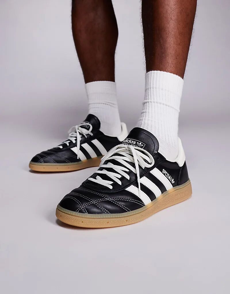 

Кроссовки adidas Originals Handball Spezial с черно-белой строчкой и резиновой подошвой