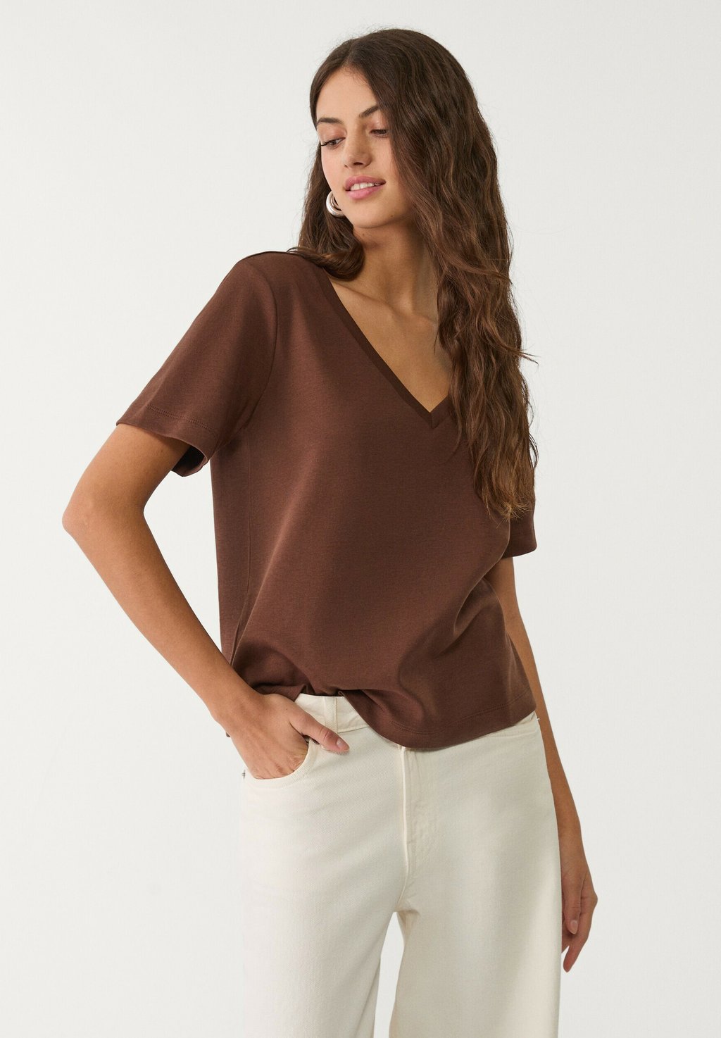 

Базовая футболка REGULAR FIT Stradivarius, темно-коричневый
