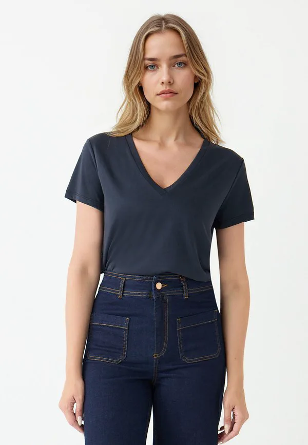 

Базовая футболка прямого кроя с v-образным вырезом и короткими рукавами. Jimmy Key, Black, Черный, Базовая футболка прямого кроя с v-образным вырезом и короткими рукавами. Jimmy Key, Black