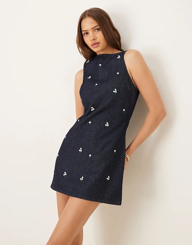 

Джинсовое мини-платье ASOS DESIGN с вышитым мелким цветочным узором, с эффектом полоскания
