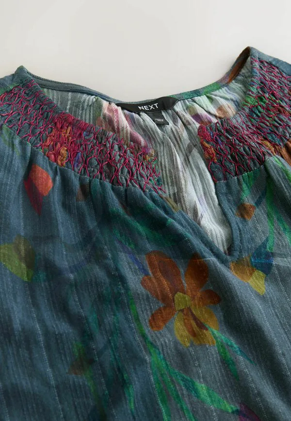 

Блузка-Пуф с короткими рукавами, вырезом-лодочкой и сборками, облегающего кроя. Next, Navy Floral Print