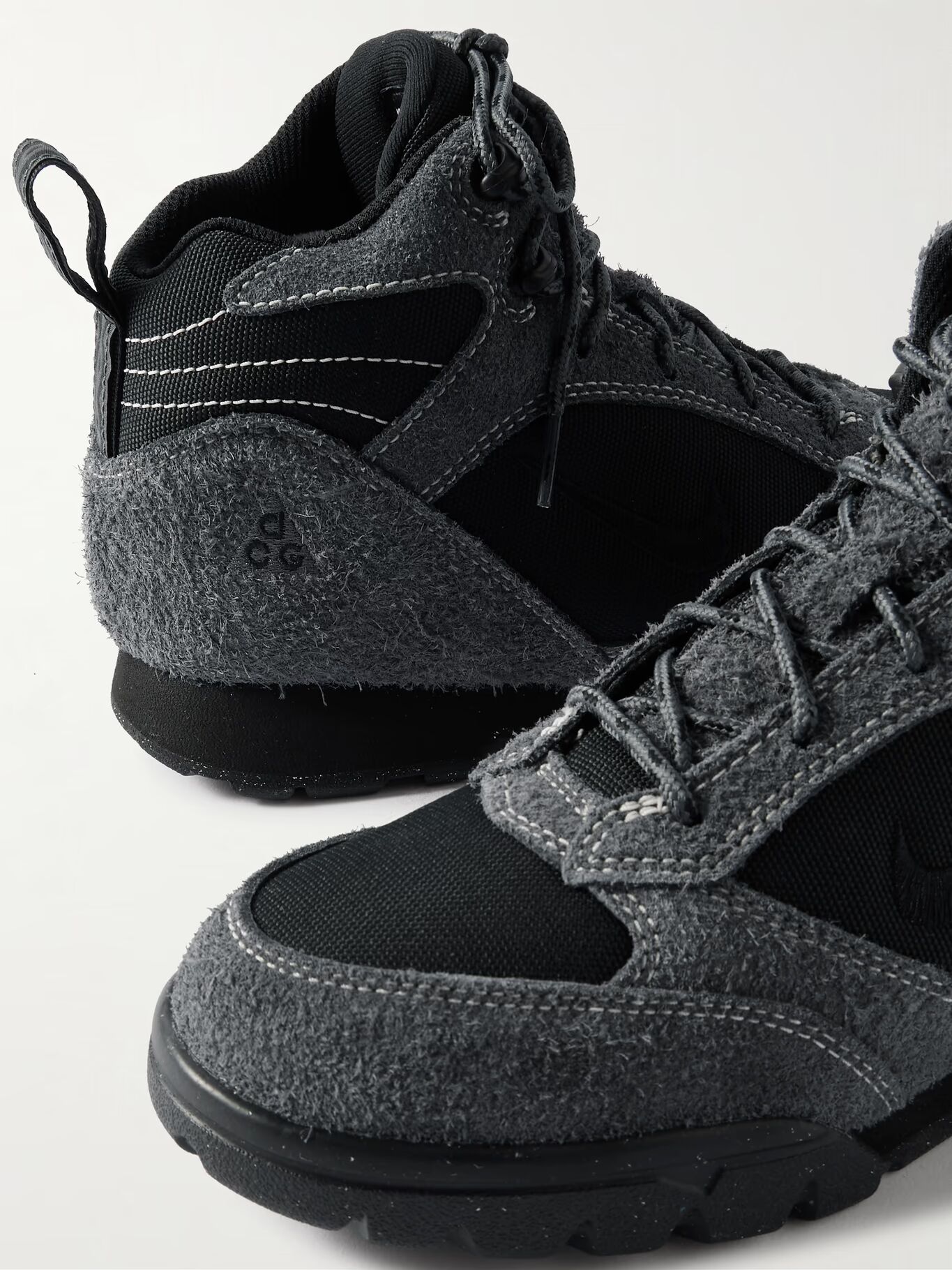 

Кроссовки ACG Torre Mid из сетчатой ​​ткани и матовой замши NIKE, черный