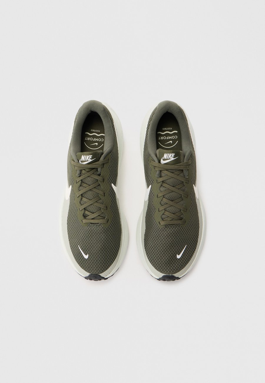 Кроссовки Nike Performance REVOLUTION 8, Cargo Khaki/Sail/Spruce Aura/Spruce Fog/Black/Green — фото 4