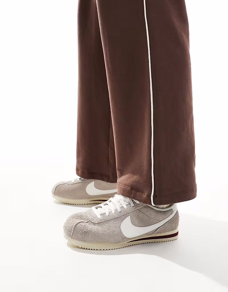 

Nike - Cortez - Бежевые и белые спортивные кроссовки