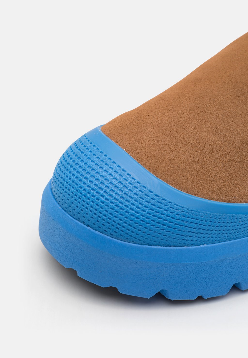 

Зимние сапоги CLASSIC SHORT WEATHER HYBRID UGG, коричневый