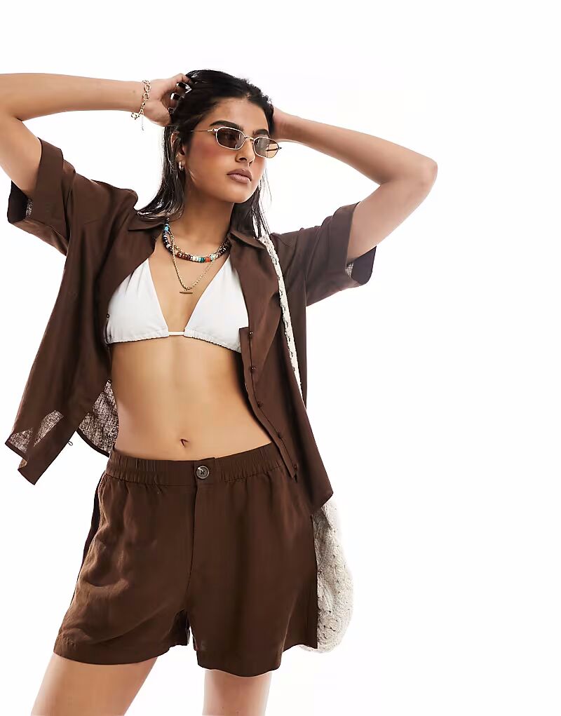 

Пляжные шорты coord Sarah из льняной смеси коричневого цвета Lindex