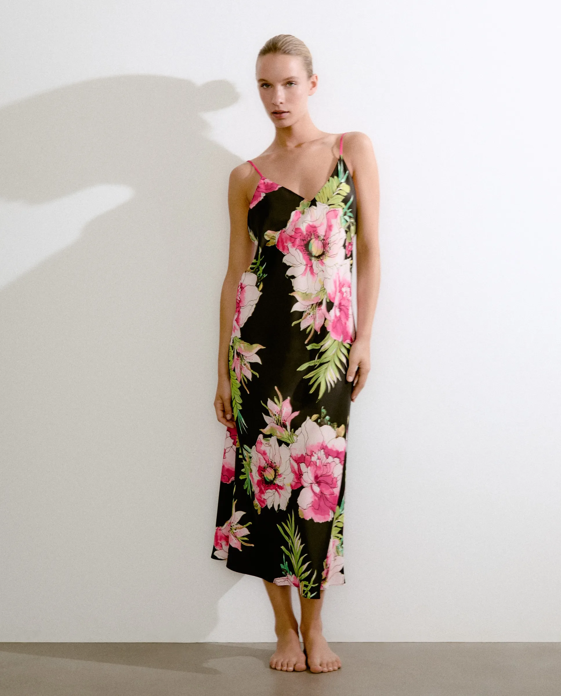 

Длинная ночная сорочка на бретелях Natori, черный