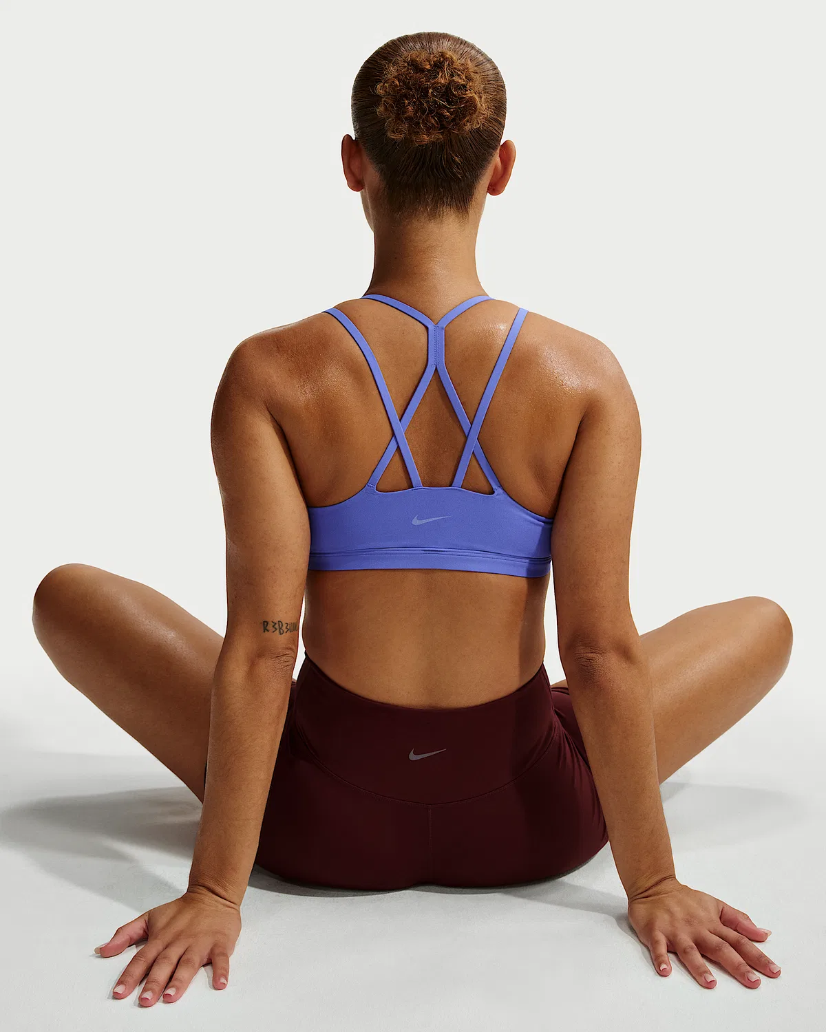 Женский спортивный бюстгальтер Nike Zenvy Strappy с легкой поддержкой и чашками, Sapphire/White — фото 3
