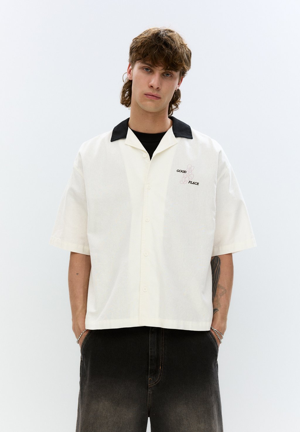 

Рубашка WITH CONTRAST COLLAR PULL&BEAR, белый