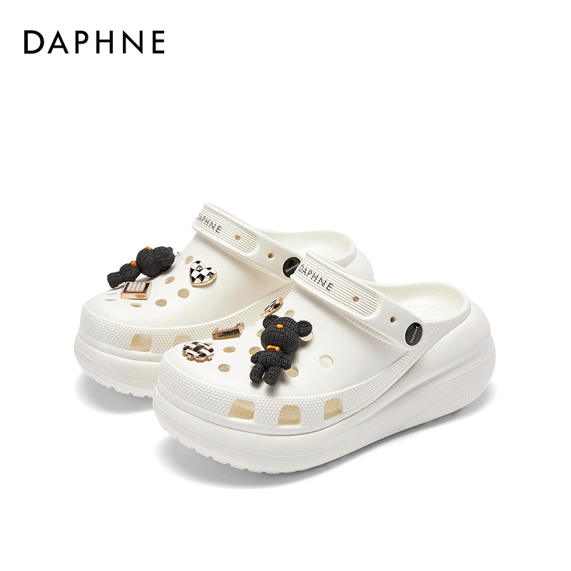 DAPHNE Перфорированные коллекционные клоги для женщин малые аксессуары способности и белые туфли, цвет Small Ability Accessories & White Shoes — фото 3