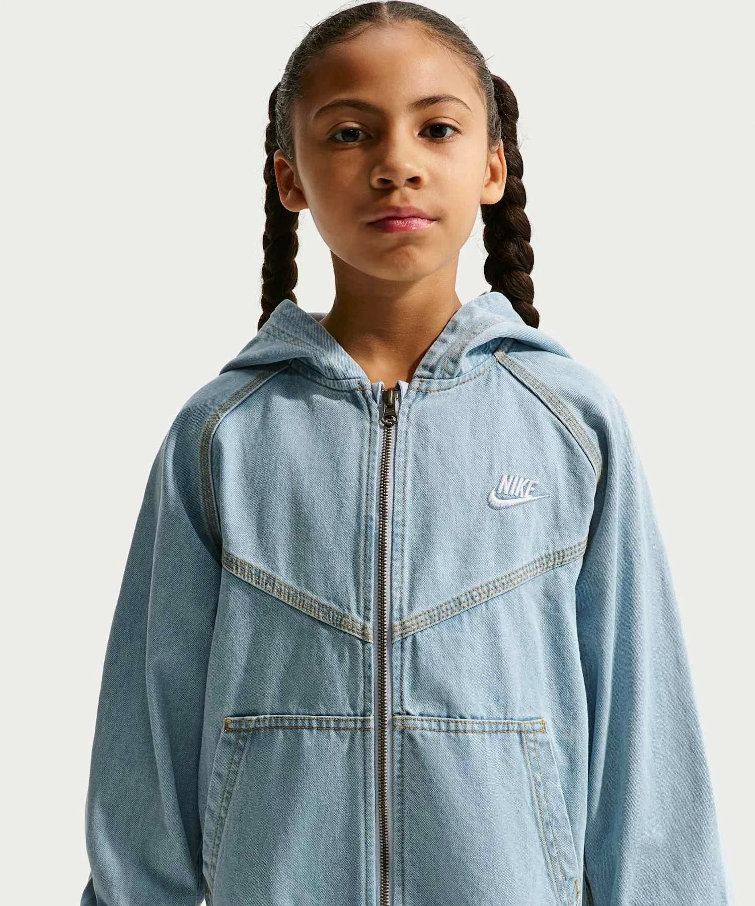 Детская джинсовая куртка Nike Sportswear Collection на молнии с капюшоном / Детская джинсовая куртка Nike Sportswear Collection на молнии с капюшоном IF2306-436, светло-голубой (светло-голубой) — фото 2