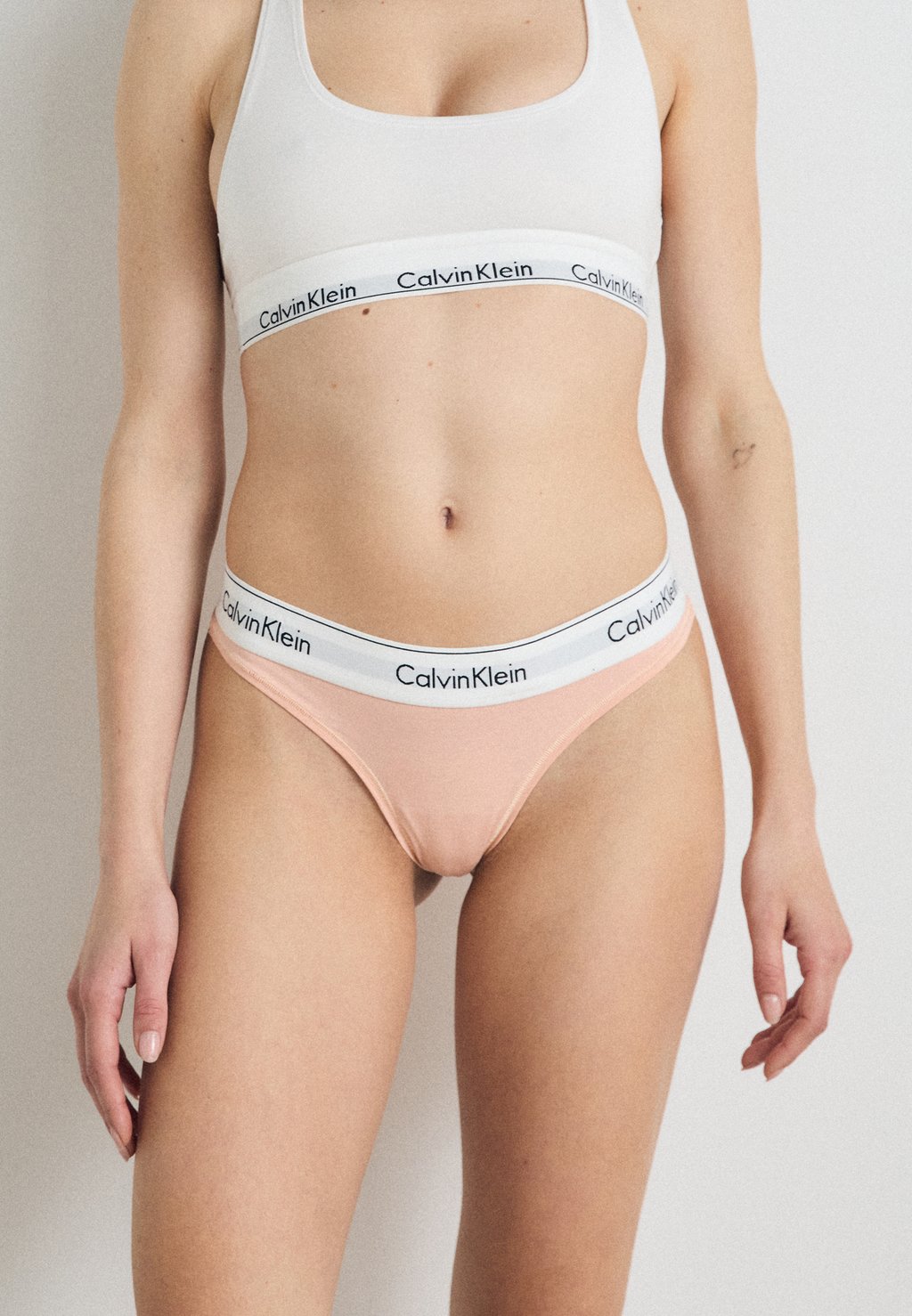 

Стринги THONG Calvin Klein Underwear, лососевый