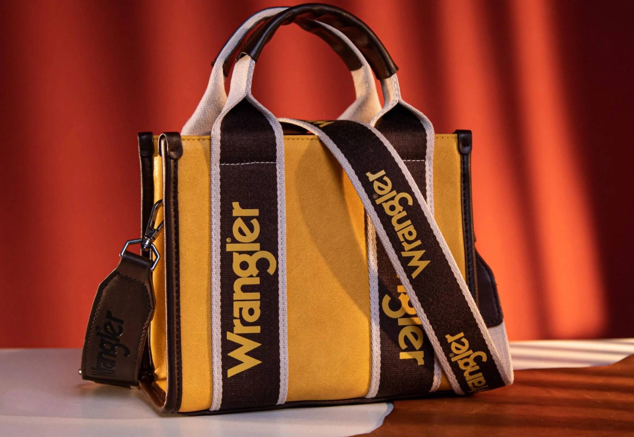

Сумка через плечо Wrangler Color Block желтого цвета Montana West