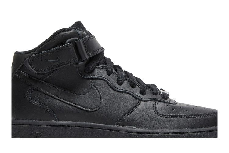 Кроссовки Nike Air Force 1 Mid LE GS 'Triple Black', черный — фото 3