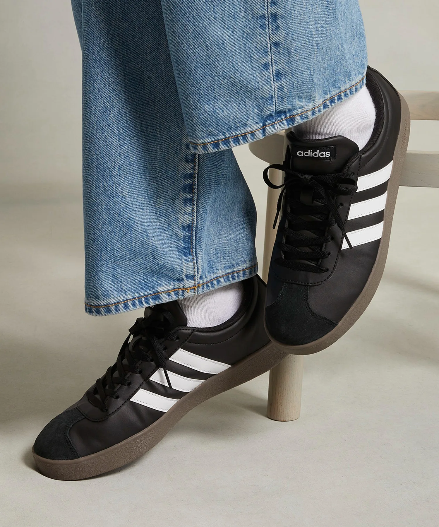 Кроссовки VL Court Base adidas с резиновой подошвой чёрно-белые